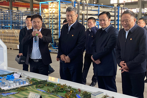 赤峰市黨政考察團(tuán)蒞臨遼寧一諾環(huán)境產(chǎn)業(yè)集團(tuán)有限公司進(jìn)行參觀考察